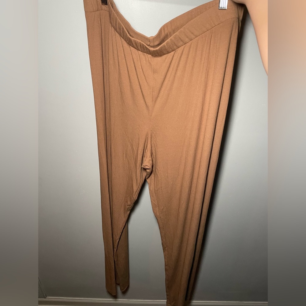 SKIMS Soft Lounge Sleep Set | Camel - Picture 5 of 10